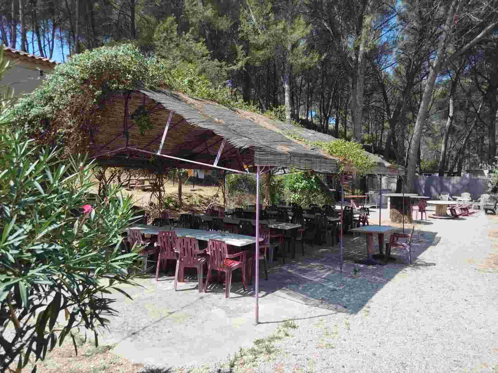 Terrasse paillotte Eau Vive Provence
